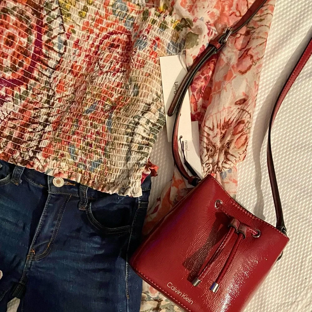 💕Calvin Klein Mini Draw String Bag ~ NWT Vegan leather. Color amazing. - Picture 7 of 14